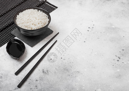 黑碗加煮有机的basmtijsmne大米黑筷子和甜豆酱图片