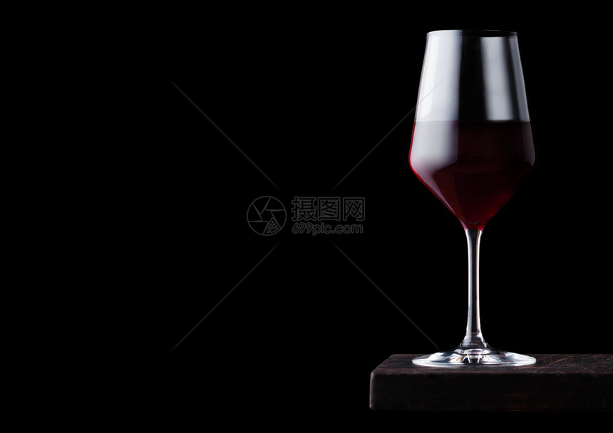 黑底木板上的红酒杯图片