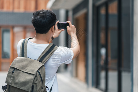 走路玩手机的男生图片