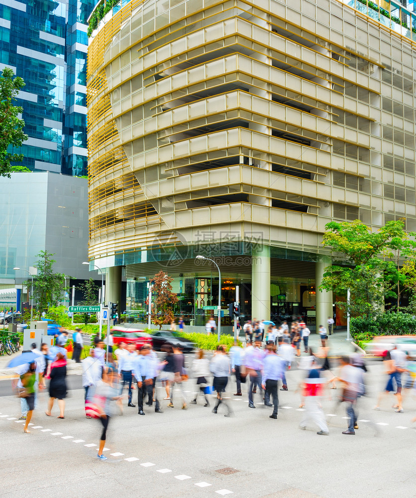 在奇纳波尔市中心办公大楼十字路口的商业人群中图片