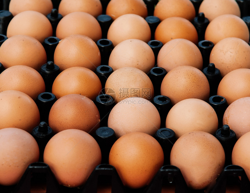 黑塑料盒中的棕色鸡蛋关闭侧视场拍摄有机农场新鲜产品图片