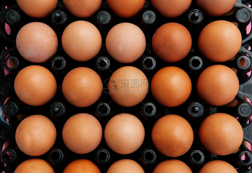 黑塑料盒中的棕色鸡蛋关闭侧面顶端视图镜头有机农场新鲜产品图片