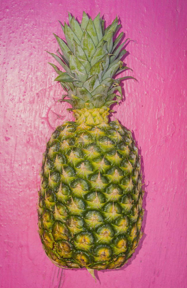 大成熟菠萝背景的详细宏图片
