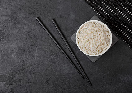 白碗黑石底的头垫上有黑筷子图片