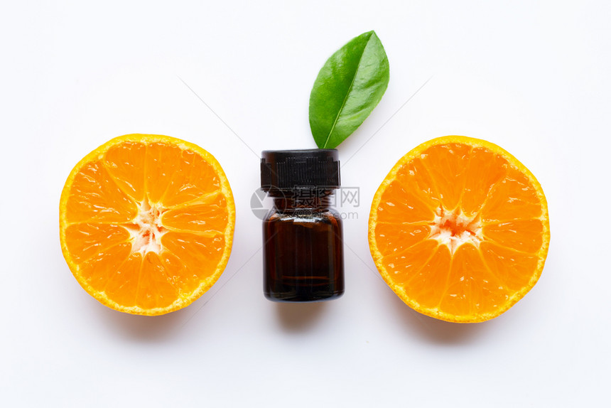 白底含新鲜橙色柑橘水果的基本油图片