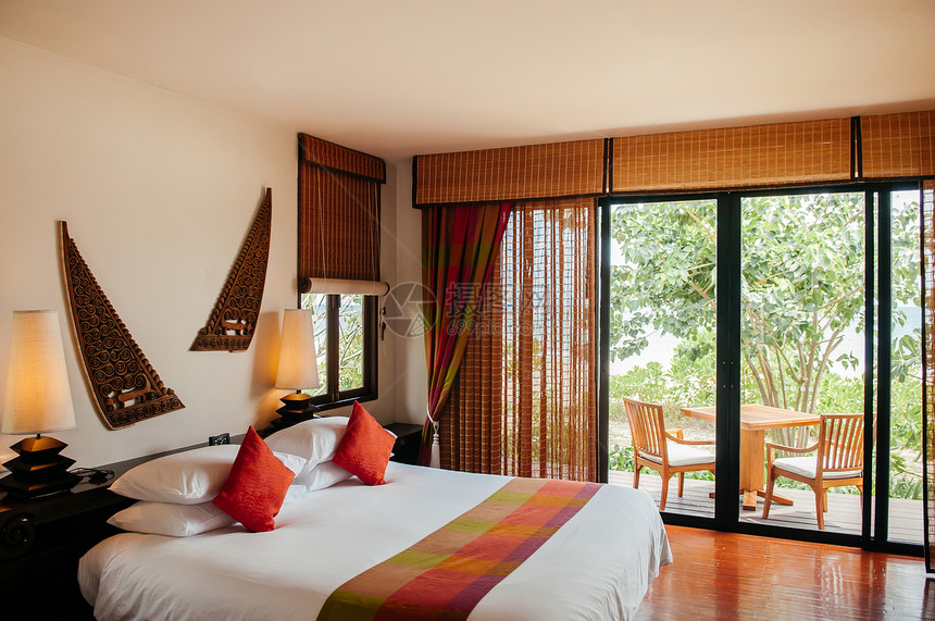 2014年5月日泰国krabi亚述热带舒适的旅馆卧室有典型的床灯和枕头有古老的家庭装饰风格图片