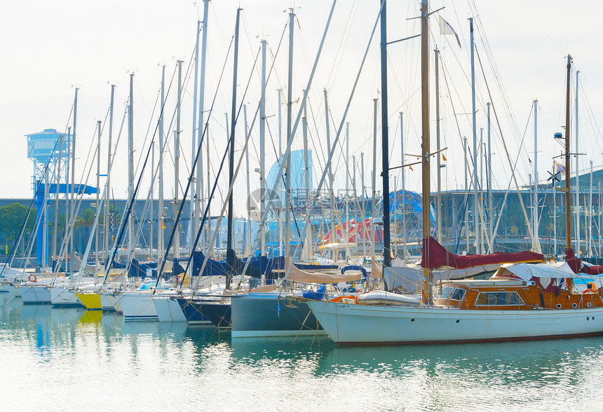 西班牙巴塞罗纳港的著名湾码头游艇图片