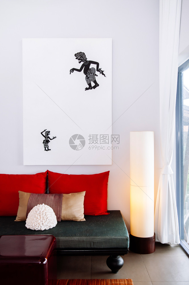 2014千兆克朗塔KrabiThlnd室内白色现代最低客厅内有彩色家具图片框黑沙发有亚洲风格的枕头和红丙烯酸表格现代简单清洁的室图片