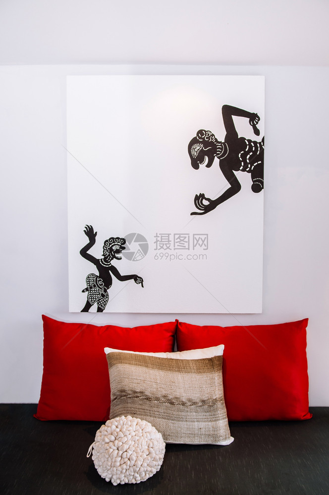 2014可达朗塔KrabiThlnd室内白色现代最低客厅内有彩色家具图片框黑沙发和亚洲风格的枕头图片