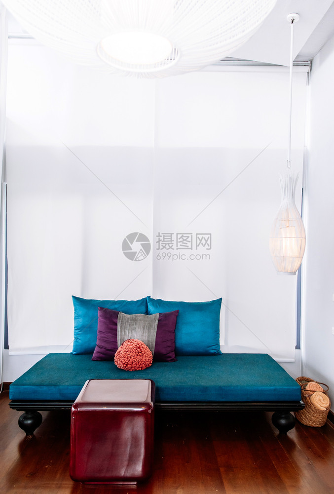 2014可达朗塔KrabiThlnd室内白色现代最低客厅内有多彩家具蓝色沙发有亚洲风格的枕头和红丙烯酸餐桌图片