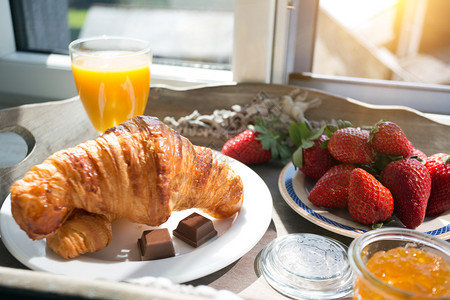 面包和草莓早餐美味的法国城堡的景色草莓和牛角面包早餐背景