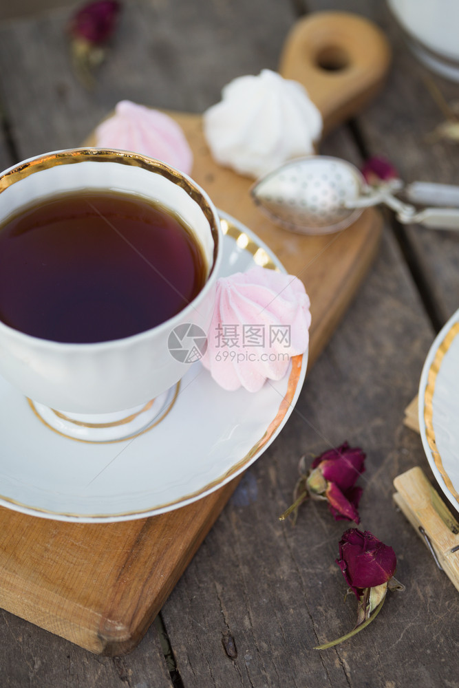 一杯茶蛋白和木本底的鲜花图片