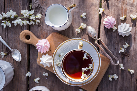 茶诗一杯茶蛋白和木本底的鲜花背景