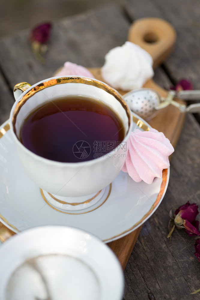 一杯茶蛋白和木本底的鲜花图片