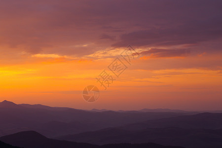 在日落时的喀尔巴阡山中有许多岳图片
