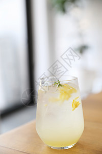 柠檬汁或莫吉托鸡尾酒加柠檬和薄荷冷清凉饮料或冰图片