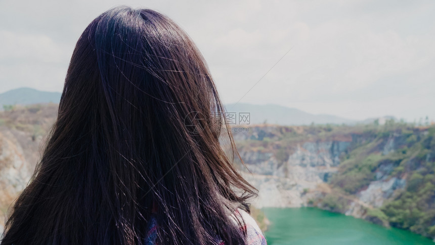 在山顶的上女享受探险旅行的节假日感受自由妇女的生活方式是在自由时间概念下妇女旅行和放松图片