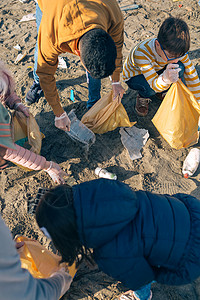一群在海滩上捡垃圾的志愿者图片