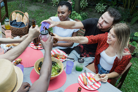 夏季一群人户外聚餐图片