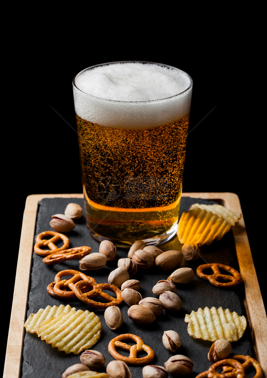 杯啤酒和石板上的点心黑松饼和土豆脆图片