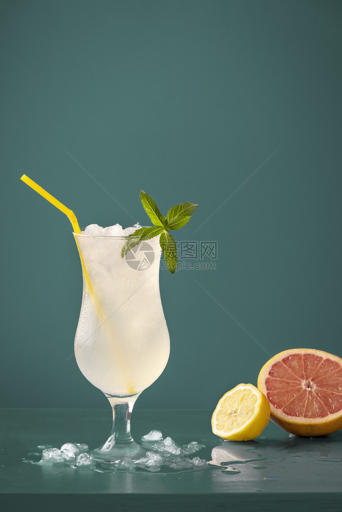 含冰块和薄荷叶的新鲜柠檬水在冰霜玻璃中用新鲜的挤柠檬和葡萄汁制成的夏季饮料图片