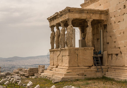 卡氏乳香树古老的迦勒希翁或亚乌姆寺庙的迦勒希恩古老雕像位于雅典的亚勒希翁或姆的门廊背景
