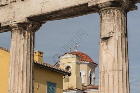 格里戈鲁萨由罗曼古代拉马在德克希波街朝圣的迈克尔和处女玛莉的教堂背景