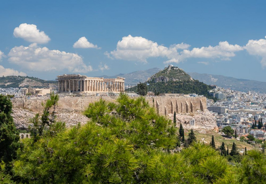 由来自利卡贝图斯山顶的树木所塑造山丘是来自利卡贝图斯山顶的雅典城市全景图片