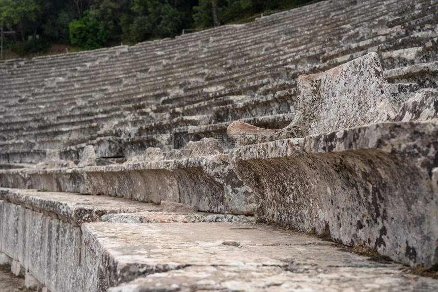 埃皮达鲁斯阿斯克勒皮奥斯圣殿剧院的雕刻座椅希腊埃皮达鲁斯阿斯克勒皮奥斯保护区的大型圆形剧场图片