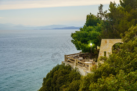 位于悬崖边的餐馆石台平俯视海洋高清图片