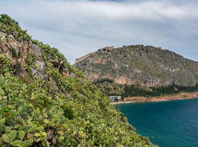 古希腊纳夫普利奥市上方的巴拉米迪山峰堡垒高清图片