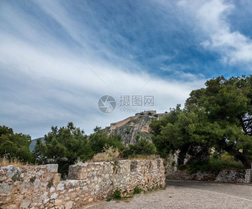 古希腊纳夫普利奥市上方的巴拉米迪山峰堡垒图片