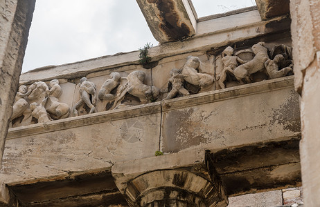 在希腊古代的赫菲斯寺上雕刻的柱子和细节图片