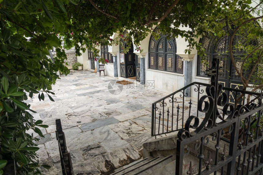 踏进圣卡塞林和尔斯柯的院子里在雅典的希腊东正教堂在雅典的圣卡塞林希腊东正教堂图片
