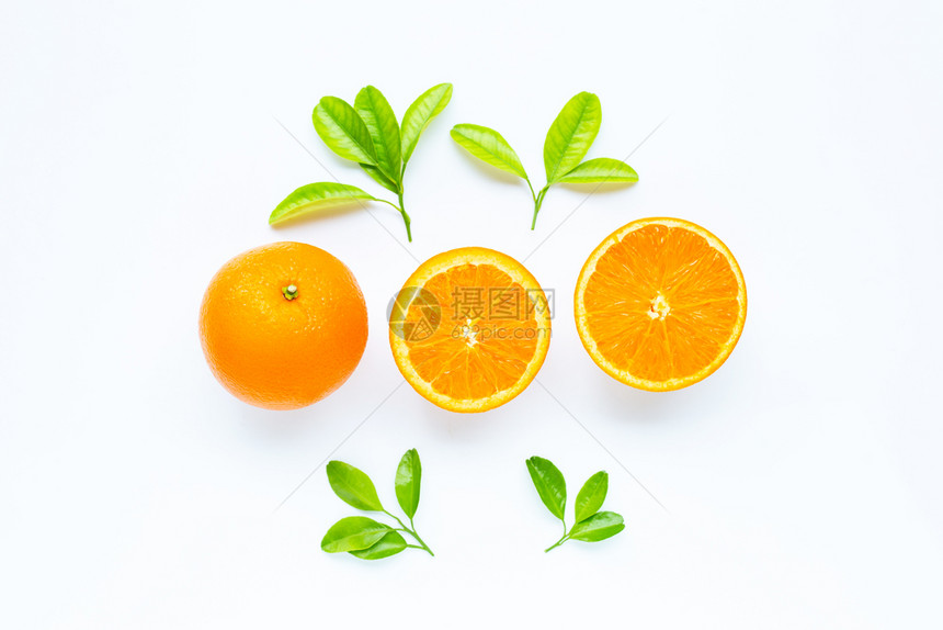 高维生素C多汁和甜新鲜橙子水果白底绿色叶子图片