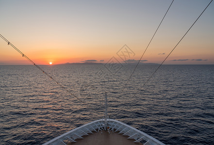 当黎明开始照亮天空时小型游轮在海上航行日出或黎明时游轮在海上航行图片