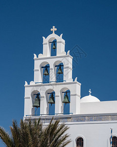 传统希腊东正教堂在奥伊亚村的桑托里尼教堂有钟塔高清图片