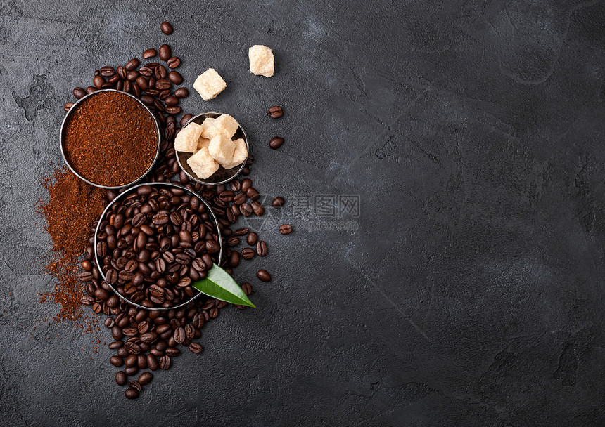 含有地面粉末和甘蔗糖的新鲜有机咖啡豆和黑树叶的甘蔗块文本空间图片