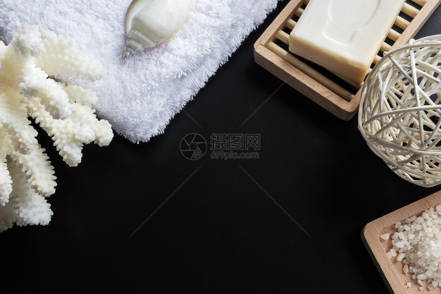 带海盐肥皂白毛巾和珊瑚的清洁SPA配件黑色背景隔离图片