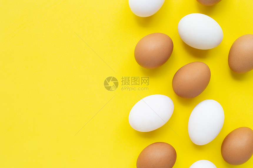黄色背景的蛋顶视图图片