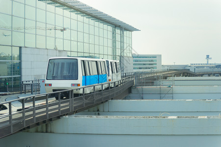 列车往返于德国法兰克福机场终点站之间的列车交通图片