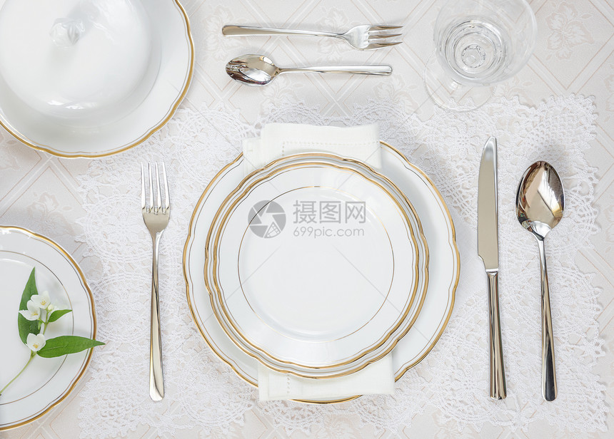 美的装饰桌子上面有白色板晶玻璃水眼镜餐巾纸和具上面有豪华的桌布图片