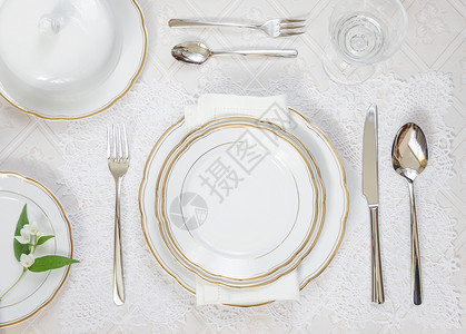 美的装饰桌子上面有白色板晶玻璃水眼镜餐巾纸和具上面有豪华的桌布背景图片