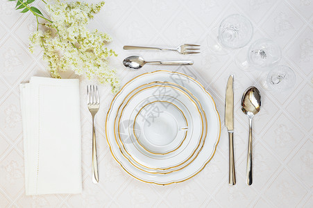 美的装饰桌子上面有白色板晶玻璃水眼镜餐巾纸和具上面有豪华的桌布背景图片