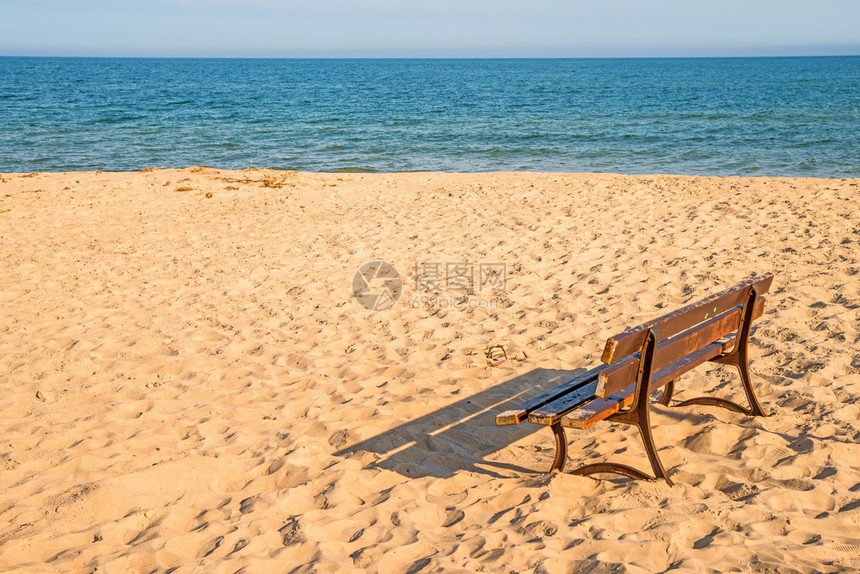 坐在一片孤单的沙滩上图片