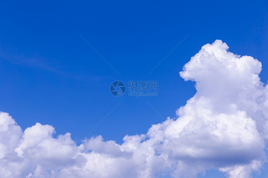 蓝色的天空和白云阳光明媚的夏天或春雨云图片