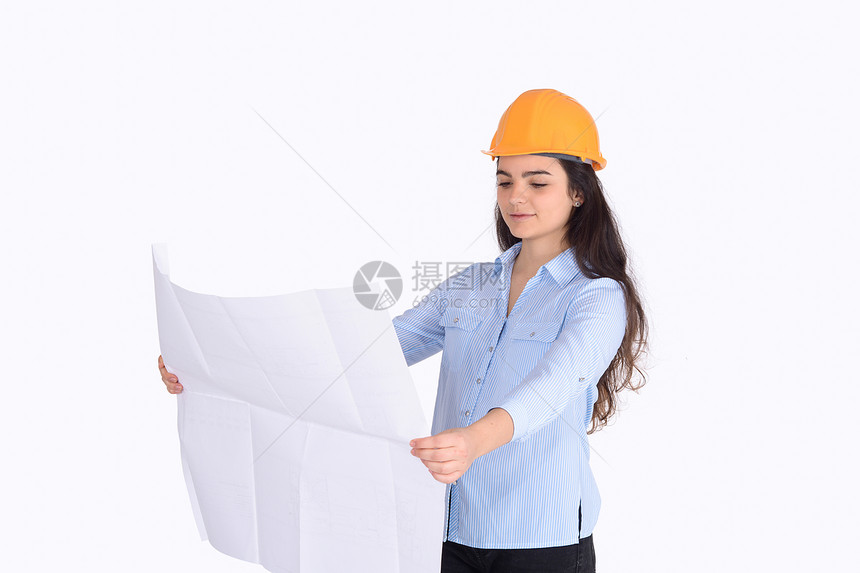 女建筑师持有白色背景蓝图的肖像建筑师概念图片