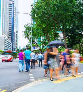 奇纳波尔商业区街道拥挤有公司建筑和路交通背景图片