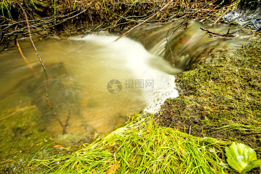 野小溪在级联中坠落图片