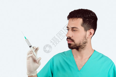 年轻医生用注射针筒图片